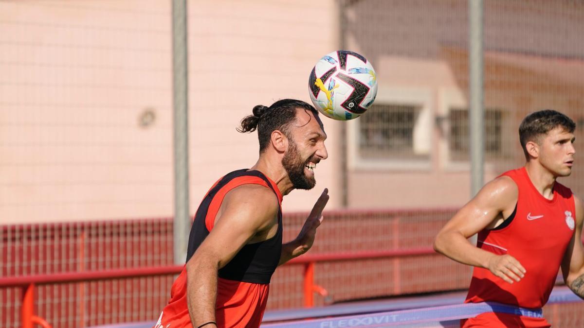 Muriqi cabecea durante un ejercicio en Son Bibiloni.