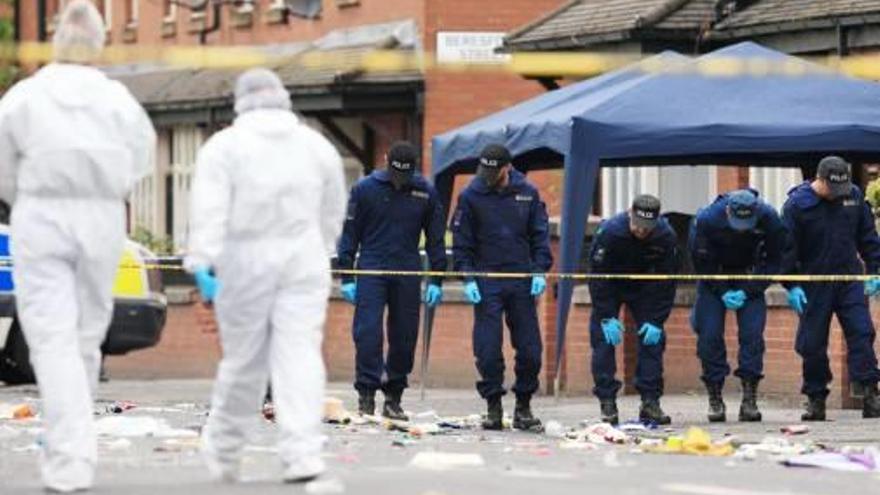 Agents de la policia britànica busquen proves al lloc dels fets