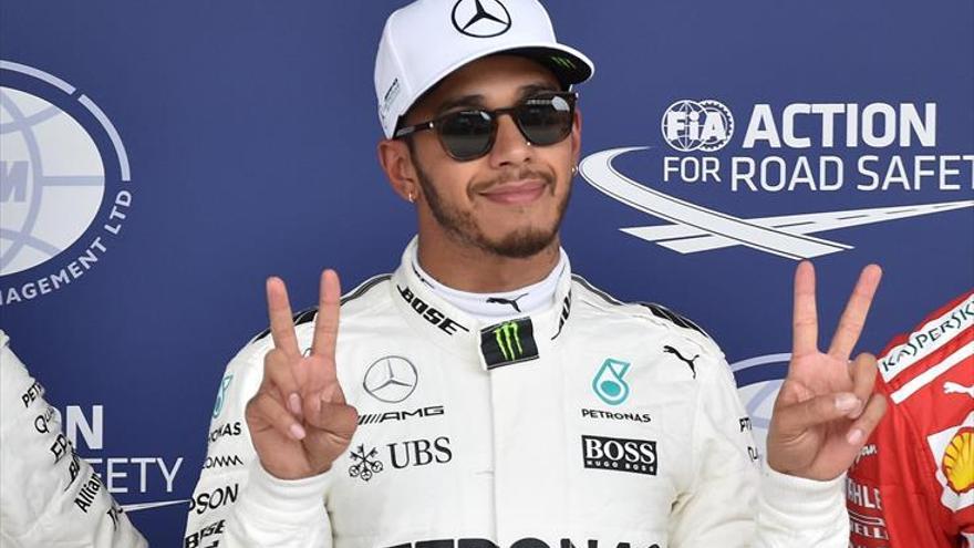 Hamilton suma y sigue también en Japón