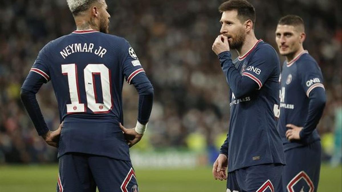 Neymar y Messi comentan un jugada en un partido del PSG en el Parque de los Príncipes.