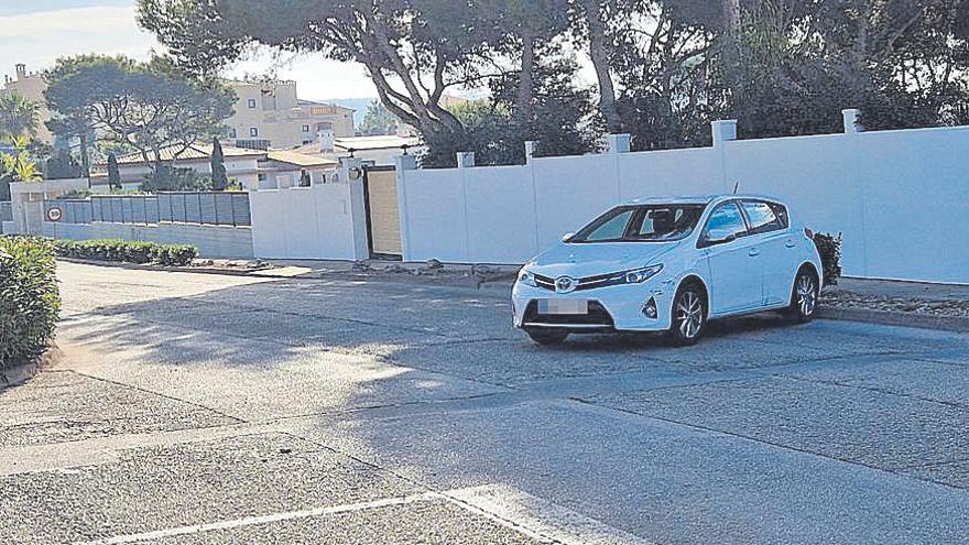 Un vehículo aparcado en medio de la vía en Santa Ponça.