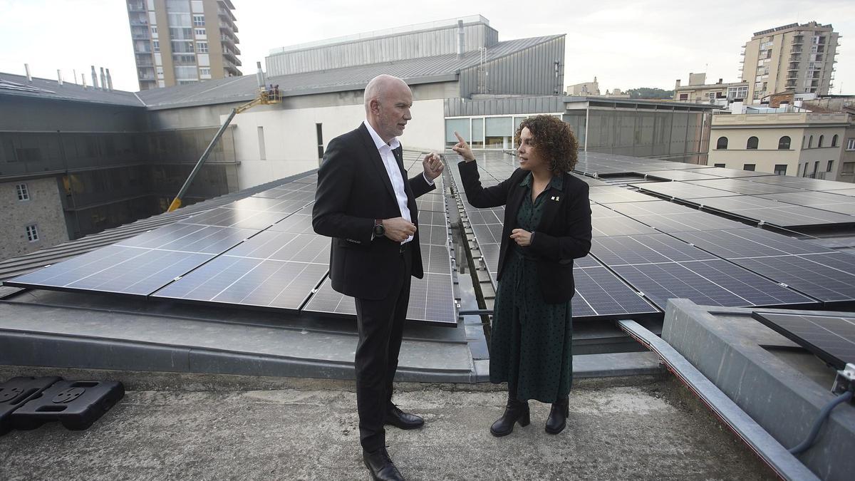 David Mascort i Laia Cañigueral, amb les plaques solars.