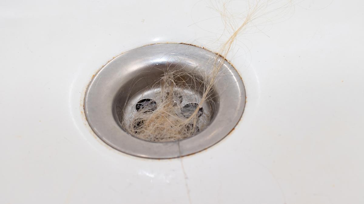 El truc que no sabies per treure els cabells embullats al desaigüe de la dutxa