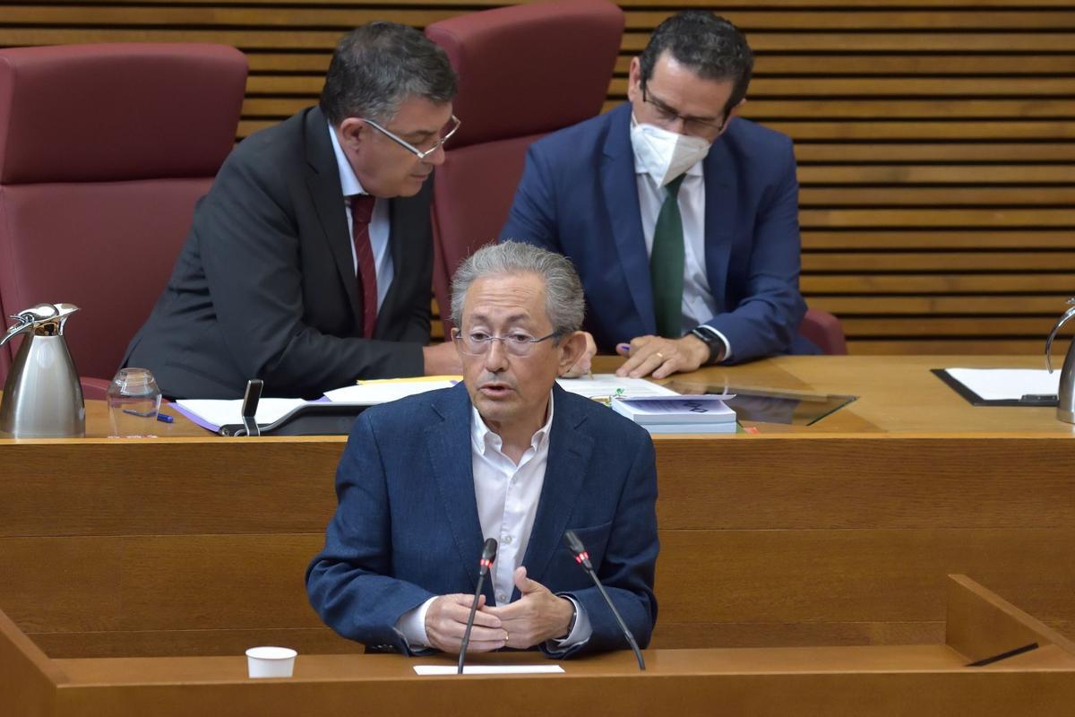 El Síndic de Greuges, Ángel Luna, durante una comparecencia en las Corts.