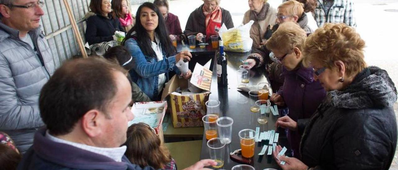 Los vecinos de Ventanielles, de &quot;amagüestu&quot; en la plaza del Lago Enol.