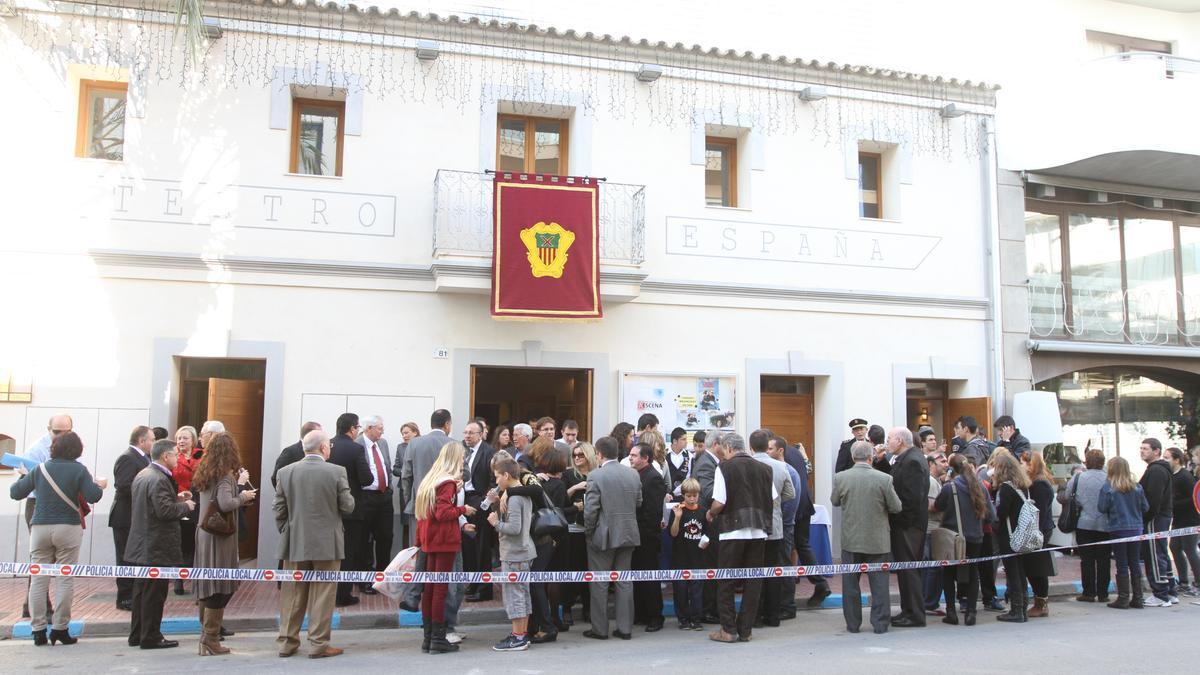 Fachada del Teatro España durante la celebración de un acto para conmemorar el día de la Constitución.