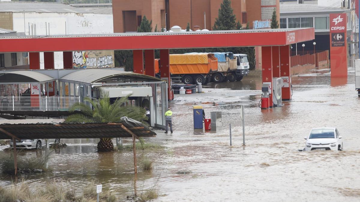 El agua embalsada que ha acabado por inundar la A-3 en el polígono El Oliveral, junto a València