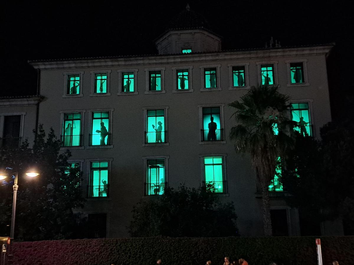 El IES Lluis Vives iluminado de verde como reivindicación en apoyo a las reivindicaciones docentes