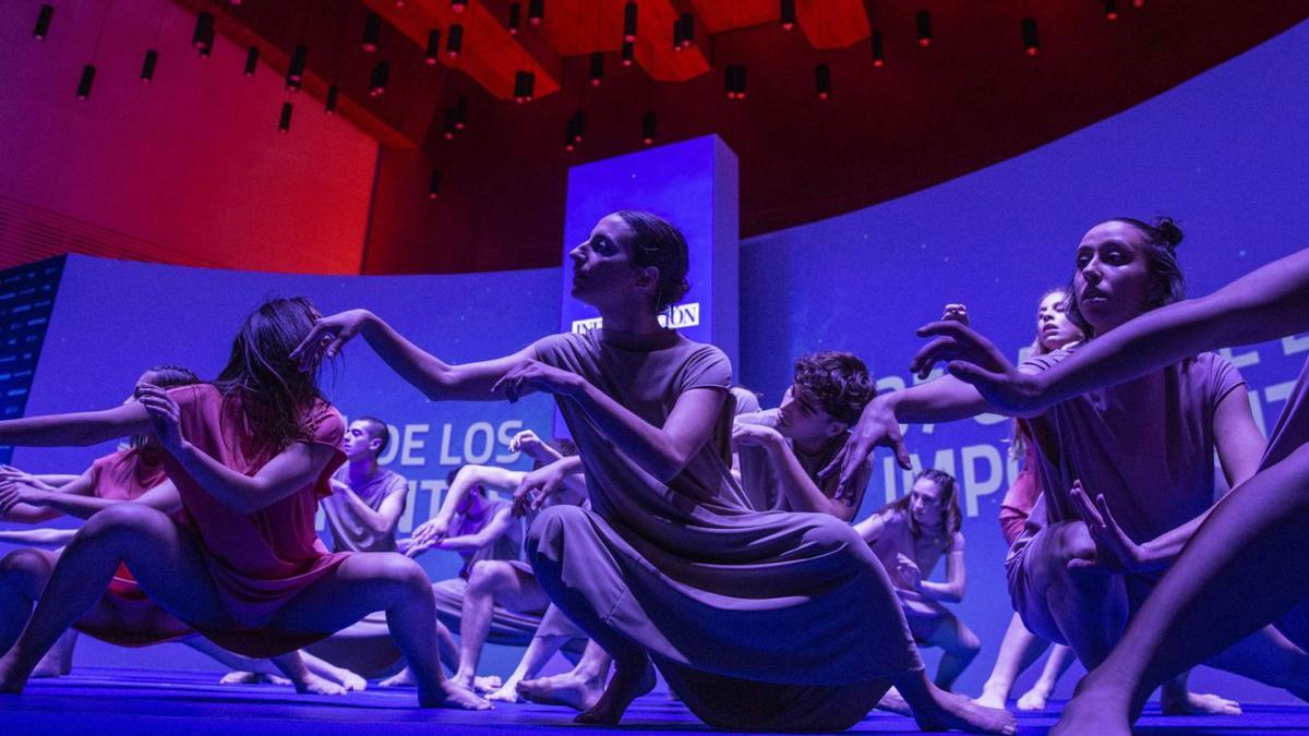 Los jóvenes alumnos del proyecto GoOD abrieron la gala con su interpretación de danza contemporánea. | RAFA ARJONES