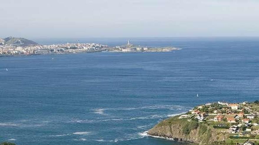 Solares en Canide que licitó Oleiros dos veces y una empresa de drones, en una de las naves de Iñás.