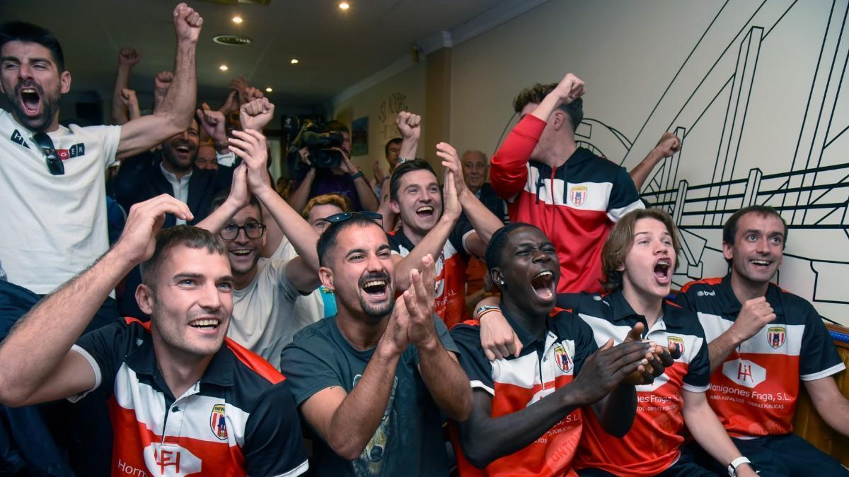 Los jugadores del Ontiñena, de celebración.