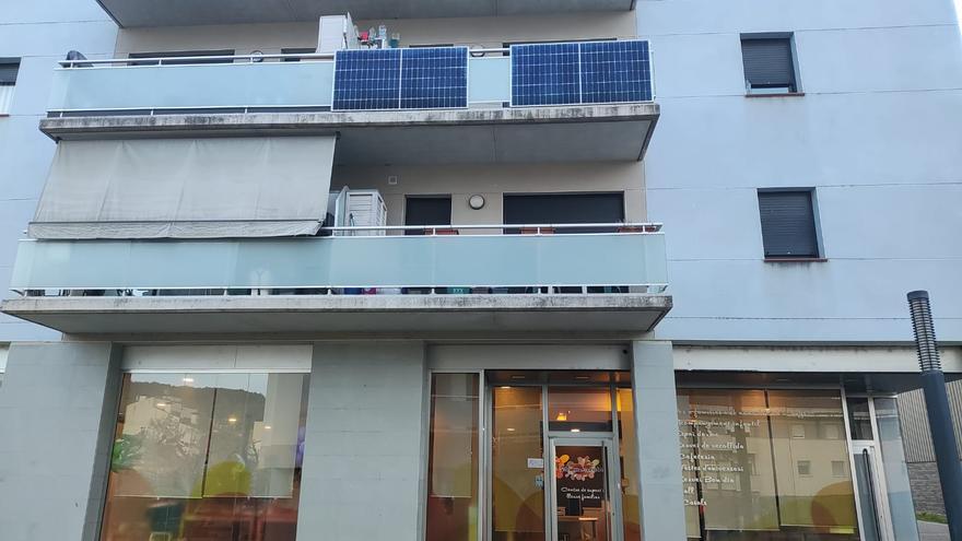 Sant Julià expedienta un veí per col·locar kits d’energia autoinstal·lables al seu balcó