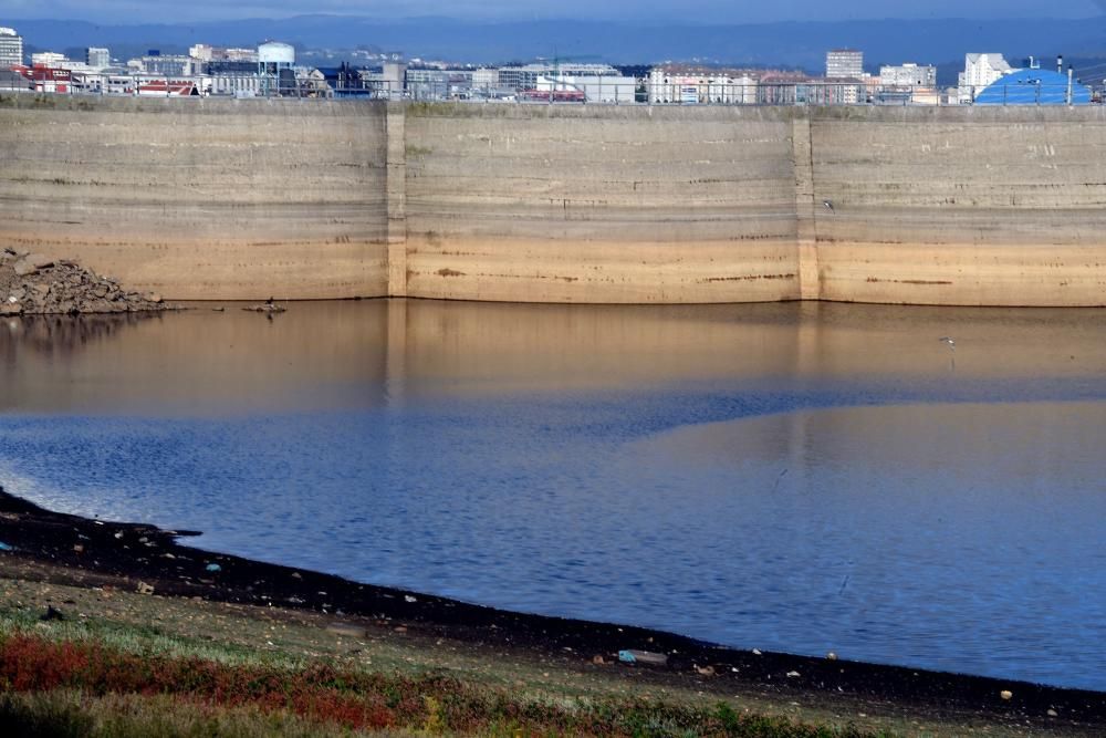 El embalse de Meicende, a un nivel muy bajo