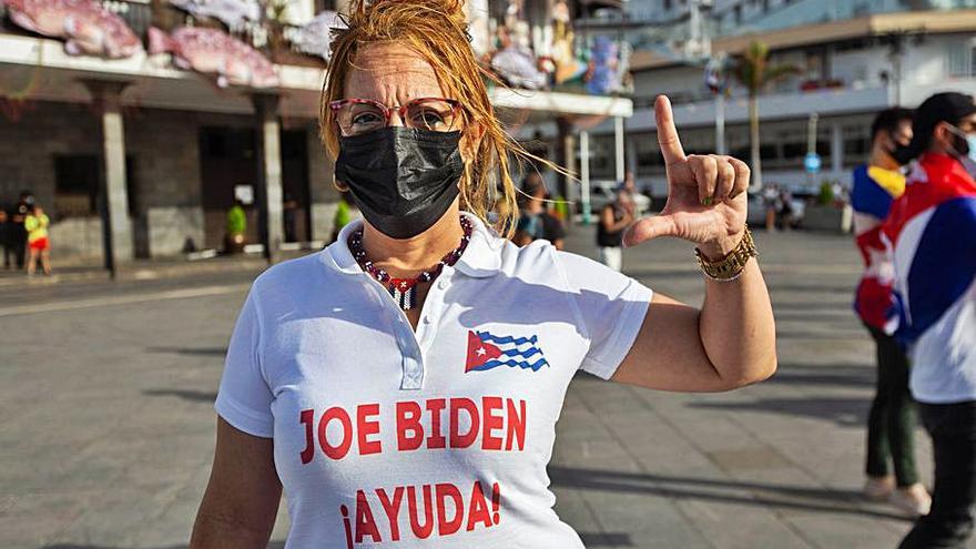 Liuna con una camisa que pide ayuda para Cuba a Joe Biden. | | C.W.L.