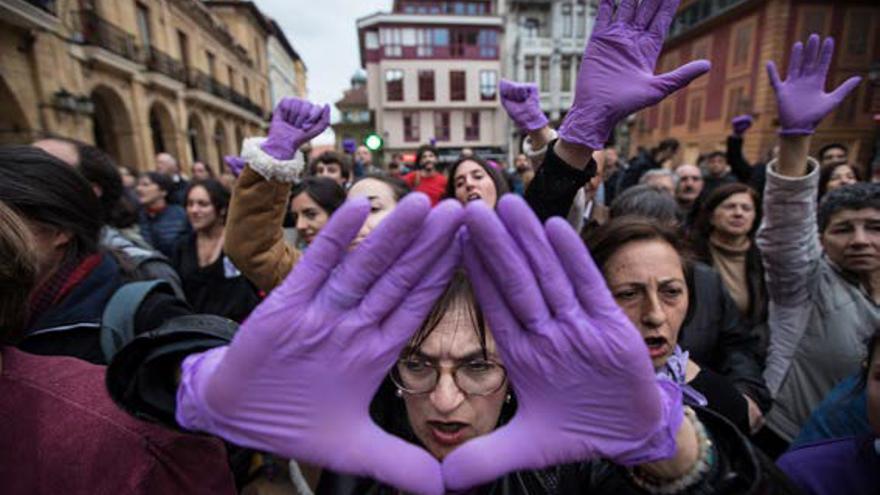 Manifestantes feministas por las calles de Oviedo en 2019