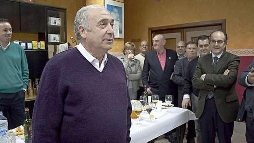 Vicente Gotor, con los antiguos alumnos al fondo. | miguel martínez