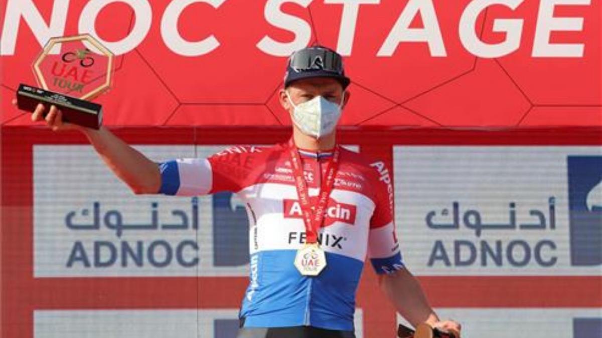 Mathieu van der Poel celebra en el podio tras ganar la primera etapa