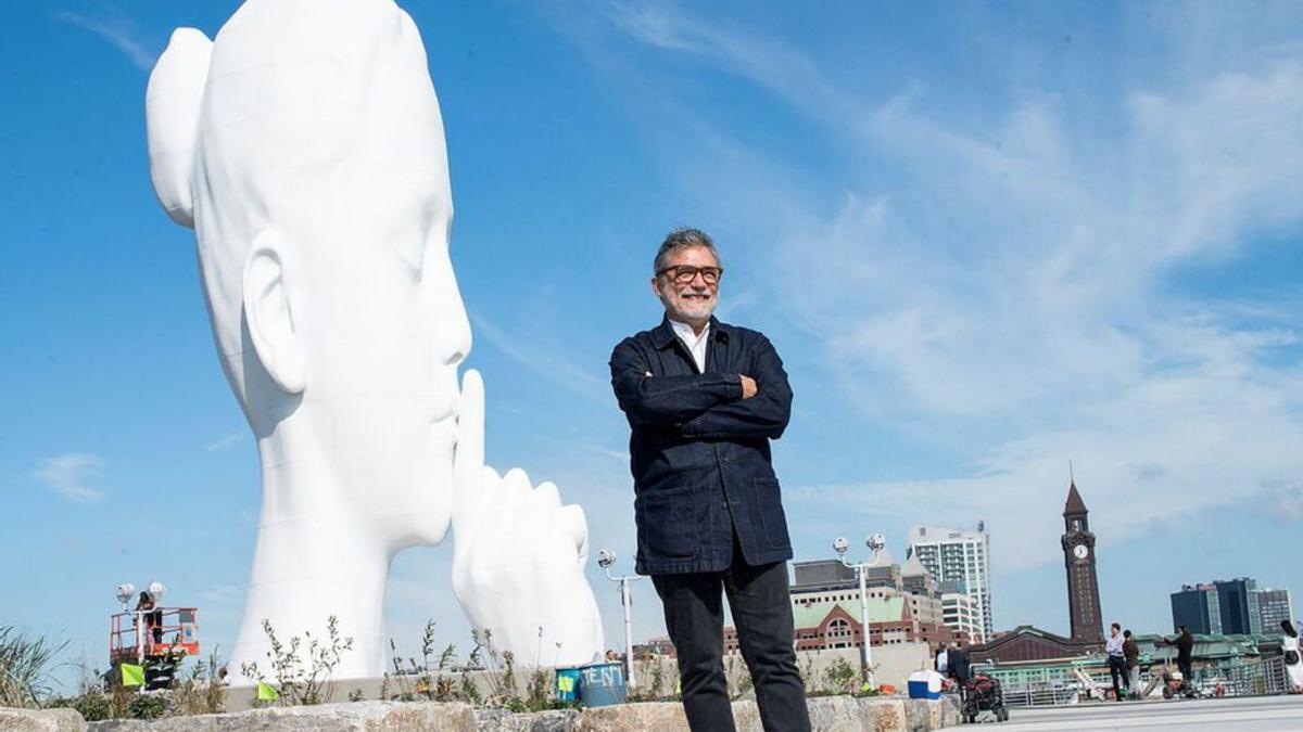 Jaume Plensa davant l&#039;escultura que s&#039;acaba de posar a Nova Jersey