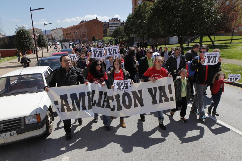 Protesta de estudiantes en Roces por la ampliación de las aulas