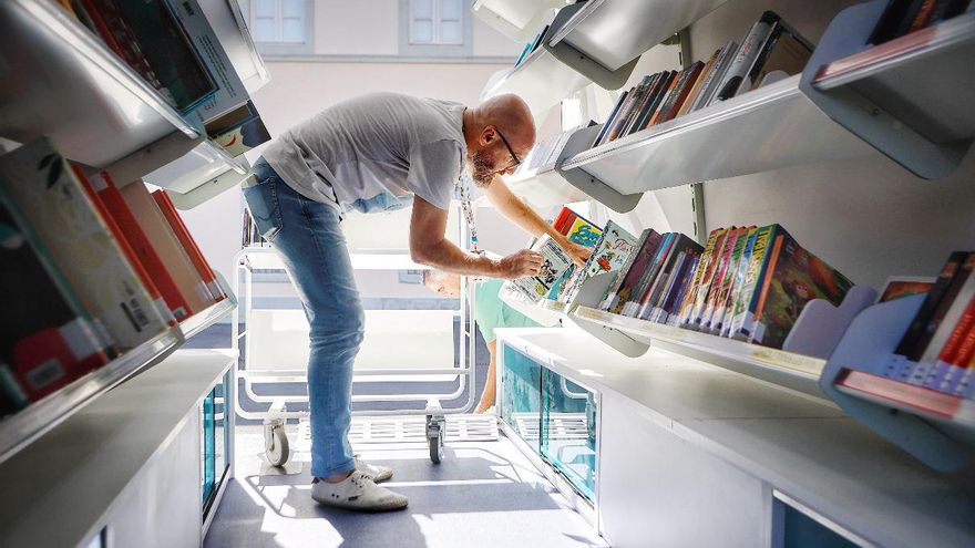 Los libros llegan sobre ruedas  a los barrios de Santa Cruz de Tenerife