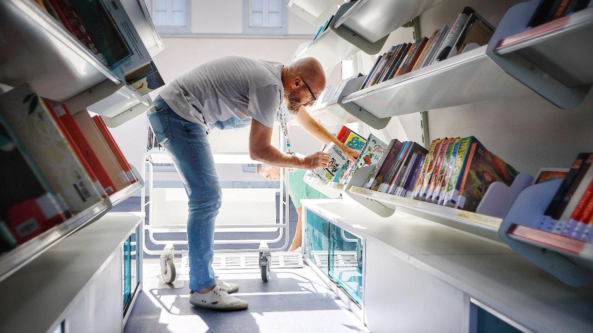 El bibliotecario Jorge Rodríguez coloca algunos libros dentro de la BiblioExprés.