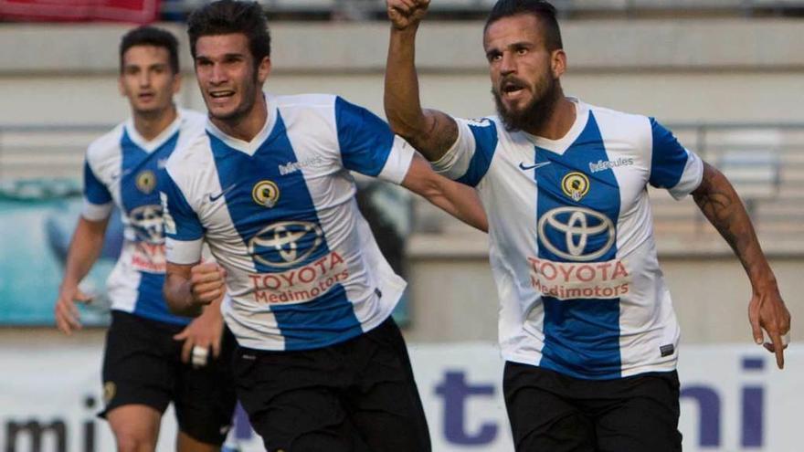 Fran González, a la derecha, celebra un gol con la camiseta del Hércules.