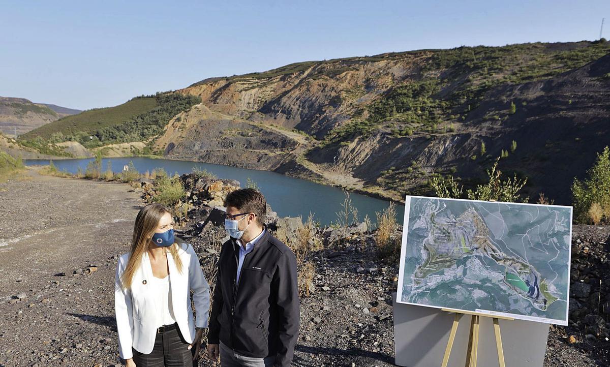 Sara Aagesen y el entonces consejero de Industra, Enrique Fernández, en la visita a la antigua mina de Tormaleo, en 2021.
