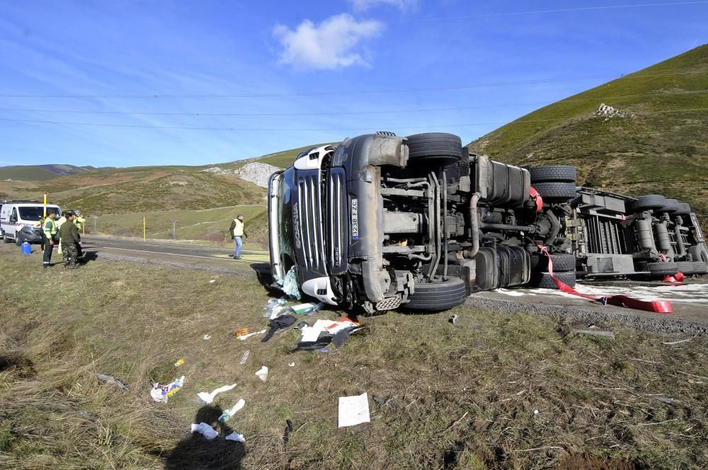 El vuelco de un camión obliga a cortar la carretera de Pajares