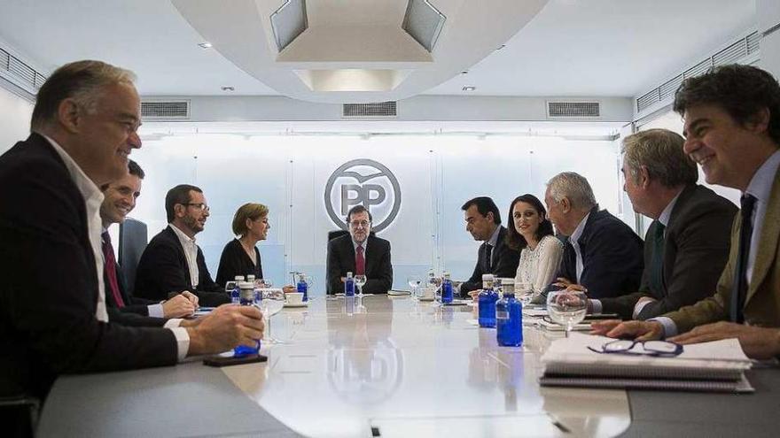 Rajoy, al fondo, preside la reunión del Comité de Dirección del PP.