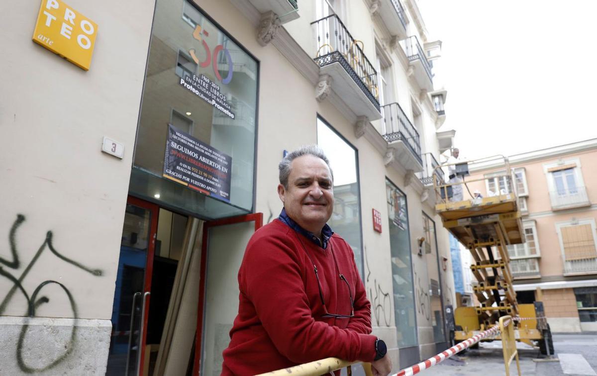 Jesús Otaola, esta semana en la fachada de la librería Proteo, en Puerta de Buenaventura,3. | ÁLEX ZEA