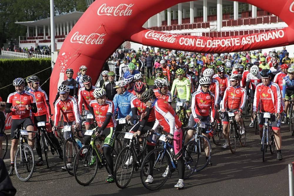 Salida de la marcha, con más de 300 ciclistas