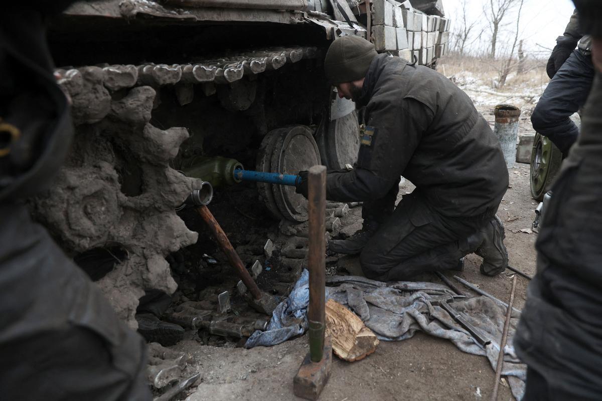 Militares ucranianos cerca de la línea del frente cerca de Kreminna, región de Lugansk, el 12 de enero de 2023, en medio de la invasión rusa de Ucrania.