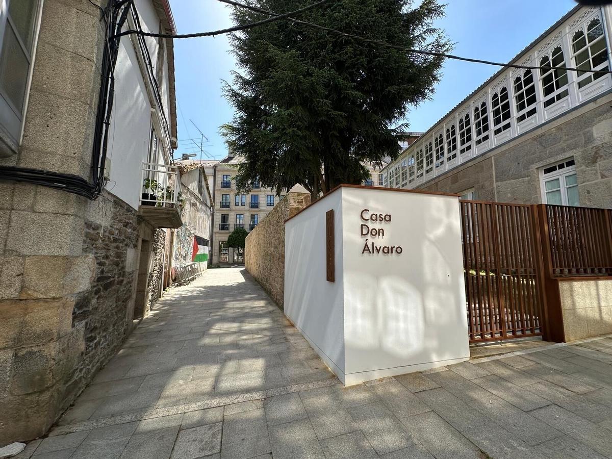 Avenida do Naranxo junto a la Casa de Álvaro en Lalín.
