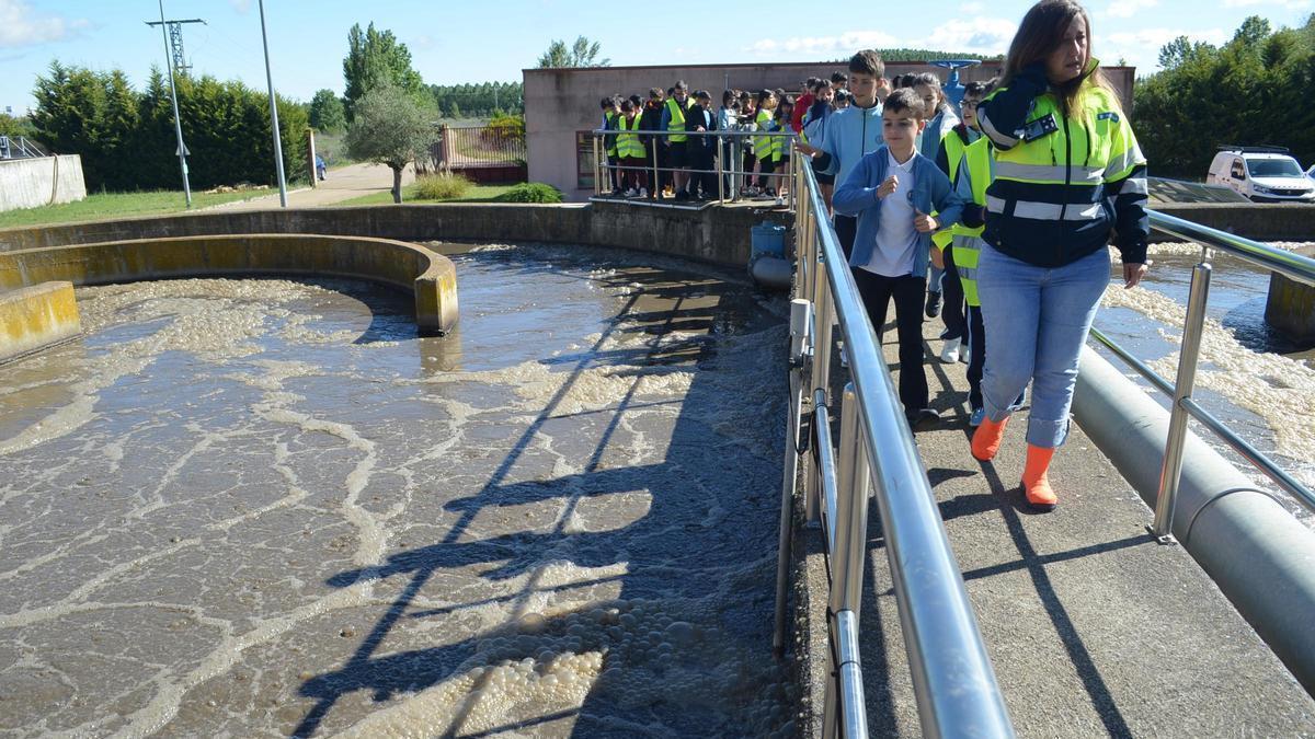 Visita de escolares a la EDAR de Benavente.