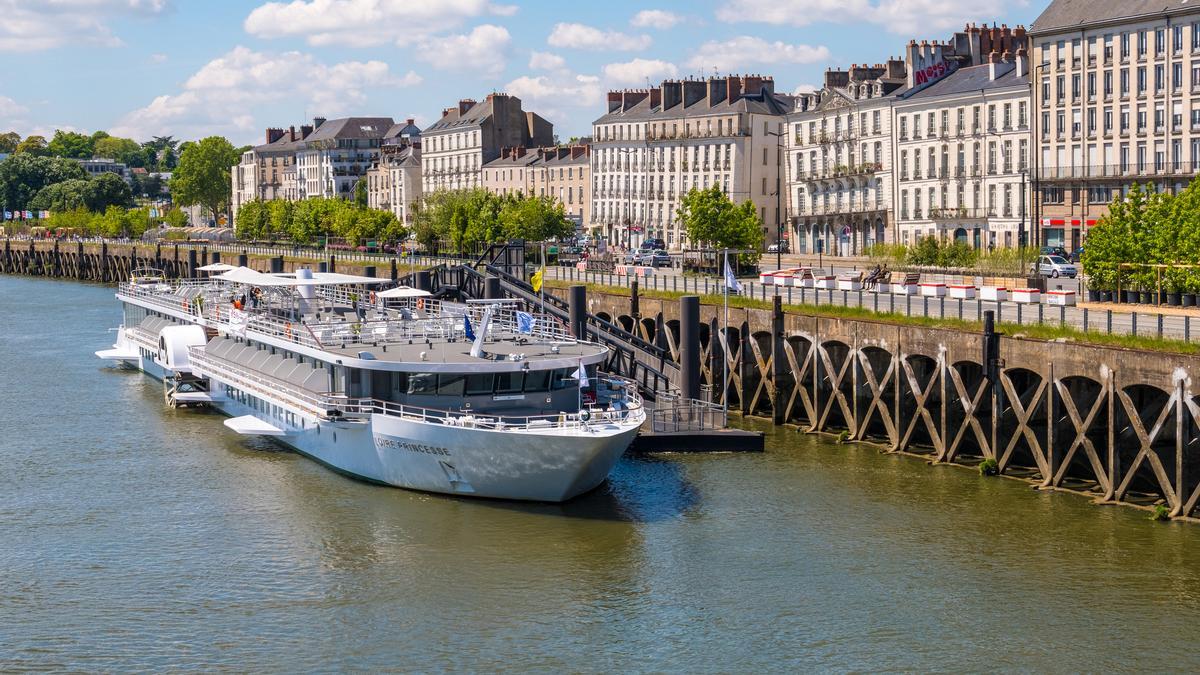 Un crucero a su paso por Nantes en el río Loira