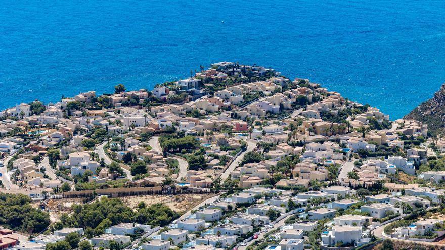Es uno de los pueblos más caros de Alicante para comprar una casa pero en el que más baja el alquiler: el curioso caso de Benitatxell