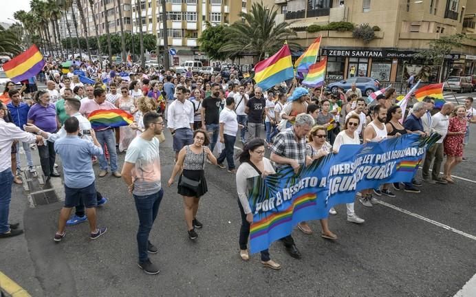 LAS PALMAS DE GRAN CANARIA A 24/06/2017. Este 2017 el lema del orgullo está vinculado a la demanda de la Ley de Igualdad LGTBI que combata los flecos pendientes para la igualdad legal y real. La manifestación discurrió por la avenida de Mesa y López hasta Santa Catalina. FOTO: J.PÉREZ CURBELO