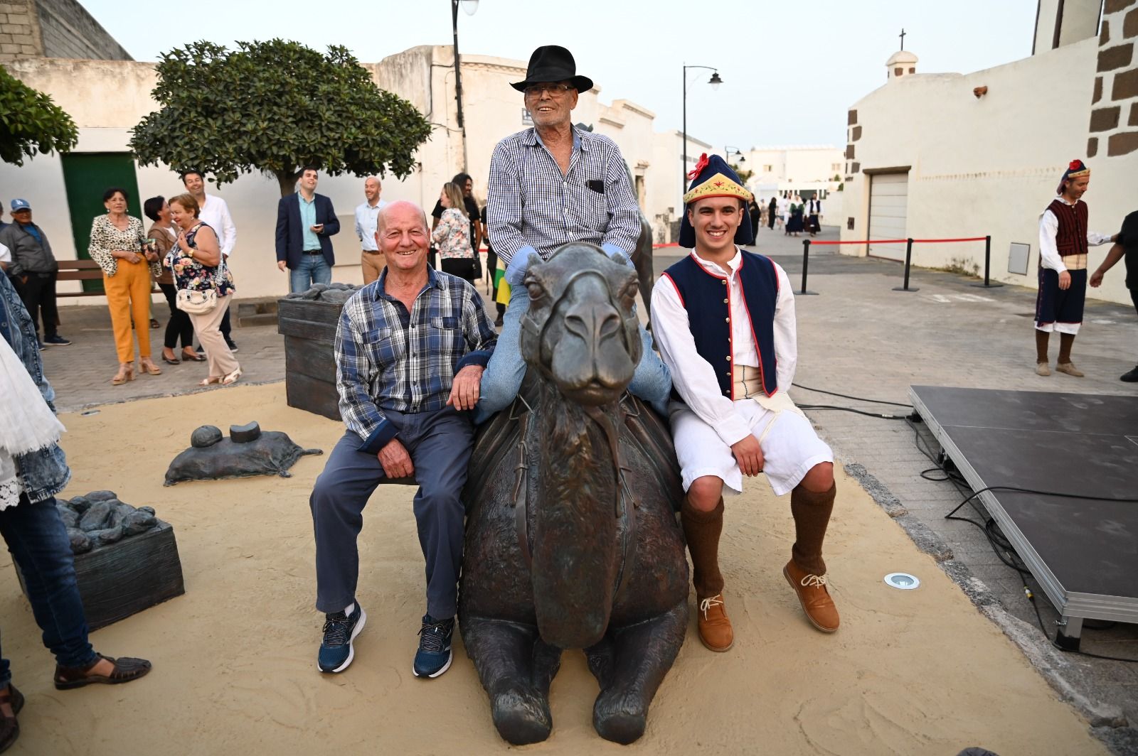 Conjunto escultórico en homenaje al cultivo de batatas en San Bartolomé