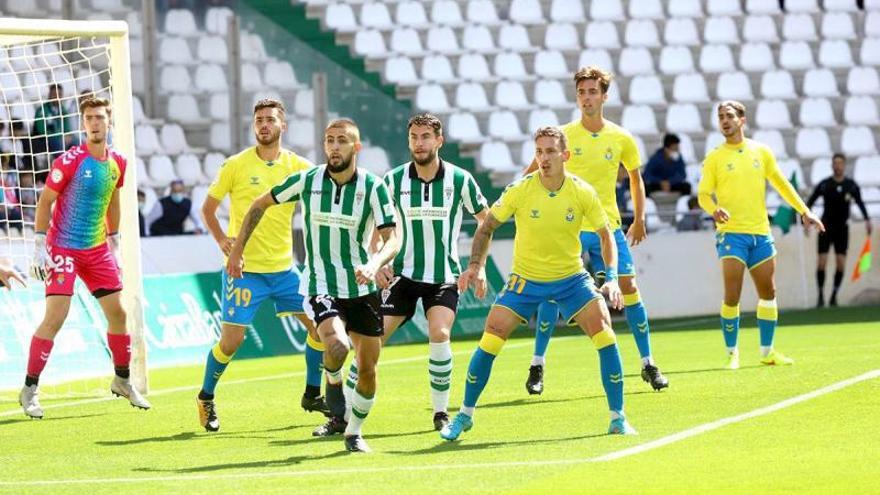 Una acción de juego entre el Córdoba y Las Palmas Atlético ayer en El Arcángel. | | LP/DLP