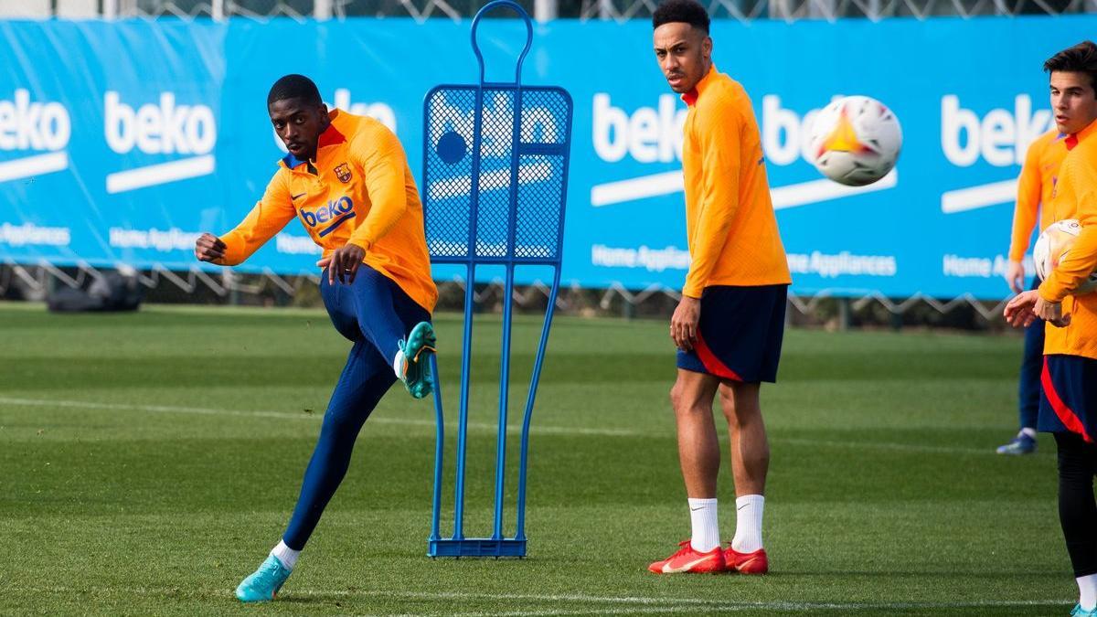 Dembélé dispara a puerta ante Aubameyang en el entrenamiento de este viernes del Barça.