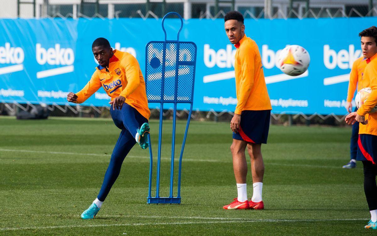 Dembélé dispara a puerta ante Aubameyang en el entrenamiento de este viernes del Barça.