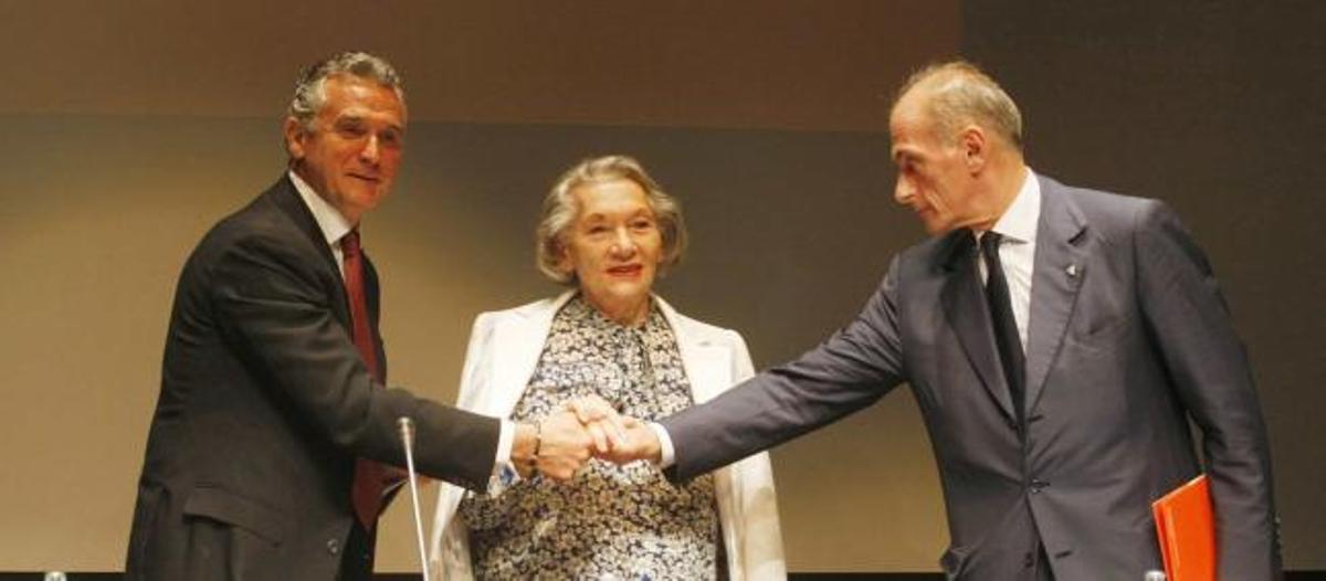 El consejero de Cultura, Paulino Plata, Christine y Bernard Ruiz-Picasso unen sus manos para sellar el buen entendimiento entre la Junta y la familia Picasso.