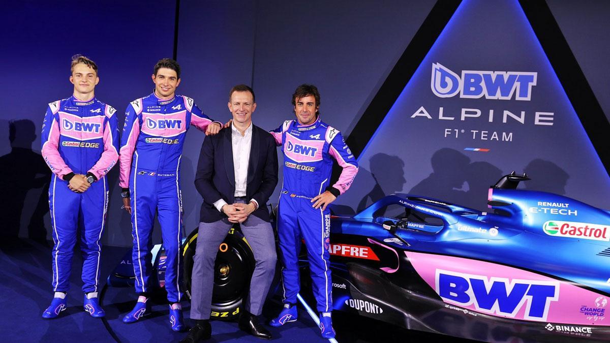 Alonso, junto al CEO de Alpine Laurent Rossi , su compañero Esteban Ocon y el probador Oscar Piastri
