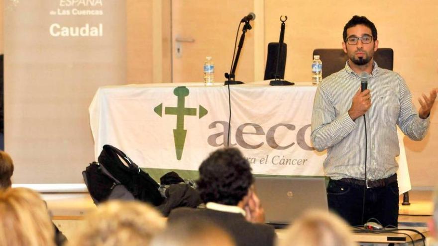 El doctor Sebastián Fernández Arias, durante la charla.