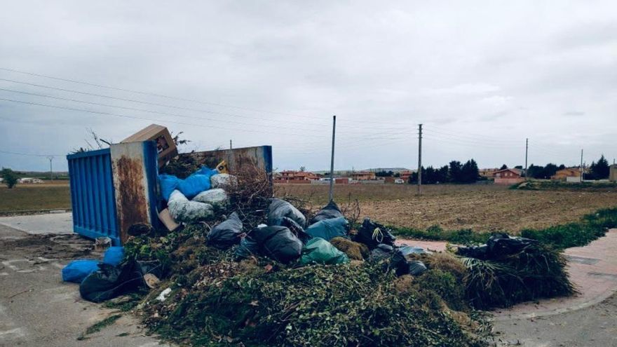 Basura acumulada en el suelo junto a un contenedor en Morales del Vino.