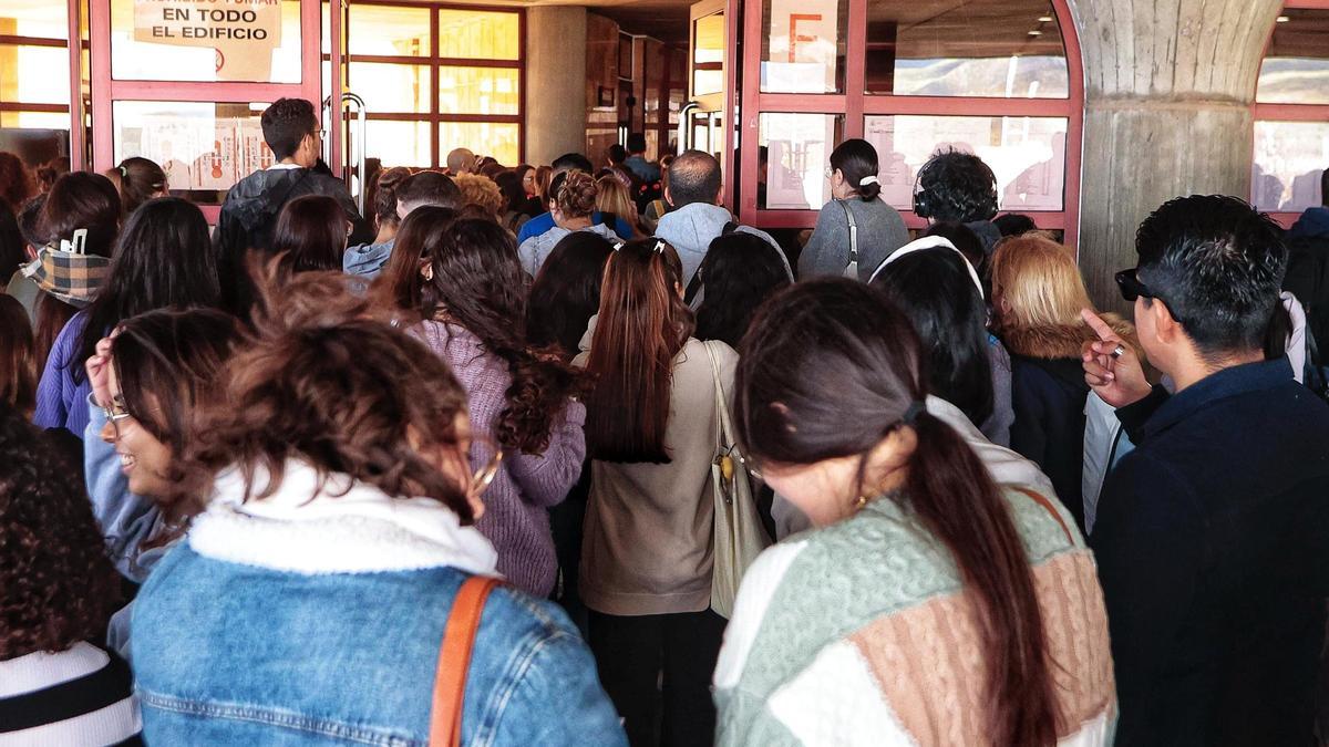 Alumnos antes de examinarse del MIR el pasado mes de enero en Tenerife.