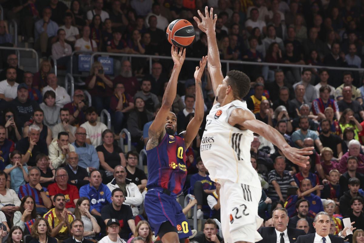 Tavares intenta evitar un triple de Punter.