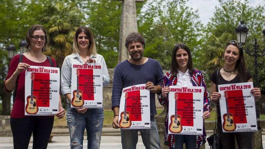 Miembros de Centro da Vila, O Naranxo y la concejala de Cultura presentaron la cita. // Bernabé/Ana Agra