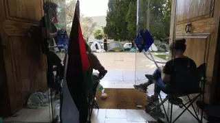 Estudiantes acampados por Palestina se encadenan a las puertas del rectorado de la UIB e ignoran las peticiones de desalojo