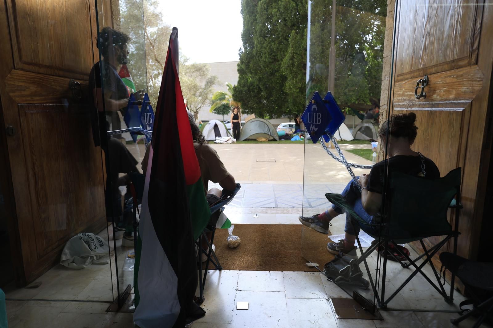 Estudiantes acampados por Palestina se encadenan a las puertas del rectorado de la UIB
